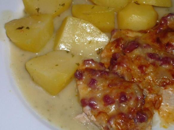 Flammschnitzel mit Kartoffeln auf Petersiliensauce