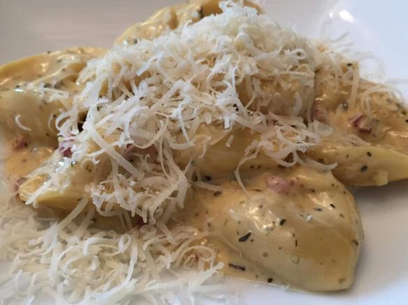Tortellini mit Schinken-Käse-Sauce