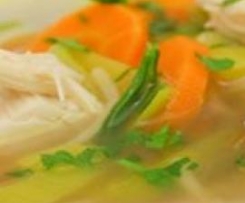 Hühnersuppe – dem Schnupfen ein Schnippchen – mit der "Gemüse-/Reis-Option"