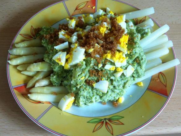 Spargel mit Brokkoli-Sauce