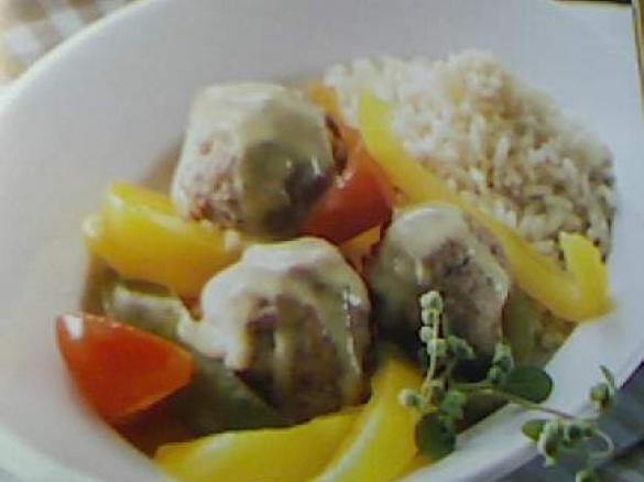 Hackbällchen mit Reis, Paprika und Currysauce