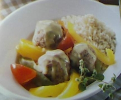 Hackbällchen mit Reis, Paprika und Currysauce