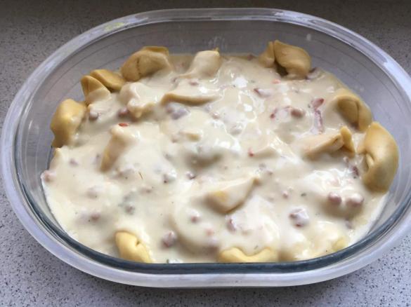 Tortellini mit Sahne-Soße und rohem Schinken - auch zum Überbacken geeignet