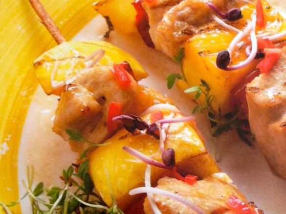 Grillspieße mit Hühnerbrust und Pfirsich