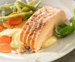 Variation von Lachs gefüllt mit Lachsmousse an Mangosauce 