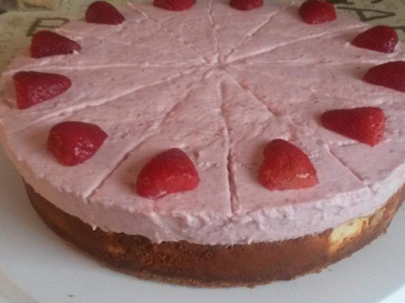Variation von Käsekuchen mit Erdbeersahne