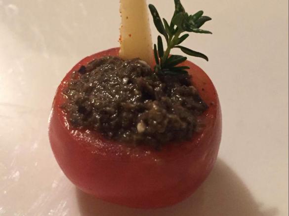 Tapenade als Füllung für Kirschtomaten