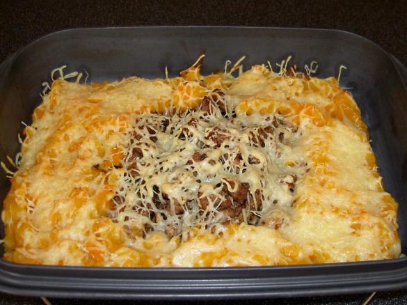 Mettgratin im Kartoffel-Möhren-Rand