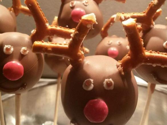 Cake-Pop "Rudolph" am Stiel