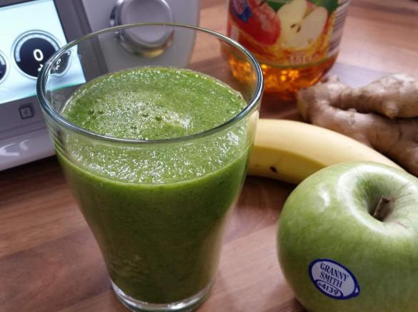 Spinat-Apfel-Smoothie mit Basilikum