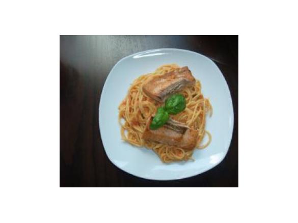 Lachs mit Tomaten-Paprika Spaghetti