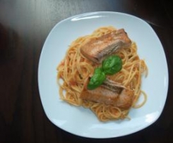Lachs mit Tomaten-Paprika Spaghetti