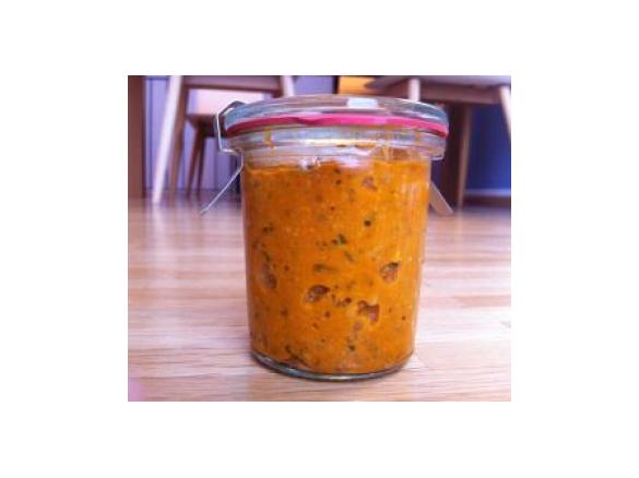 Tomatenaufstrich mit Basilikum und Sonnenblumenkernen