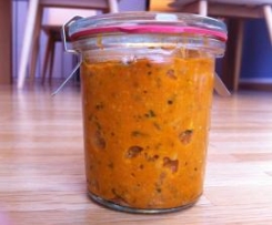 Tomatenaufstrich mit Basilikum und Sonnenblumenkernen