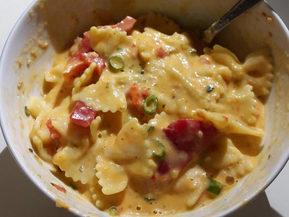 Zucchini-Paprika-Sahne-Nudeln mit Sesam