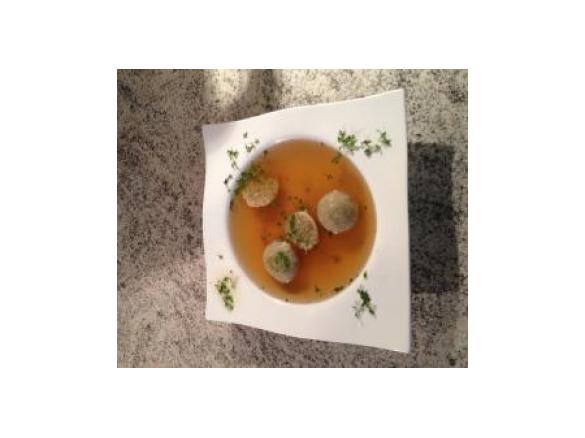 Suppe mit feinen Semmelklößchen