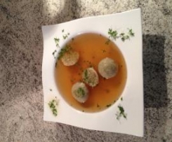 Suppe mit feinen Semmelklößchen