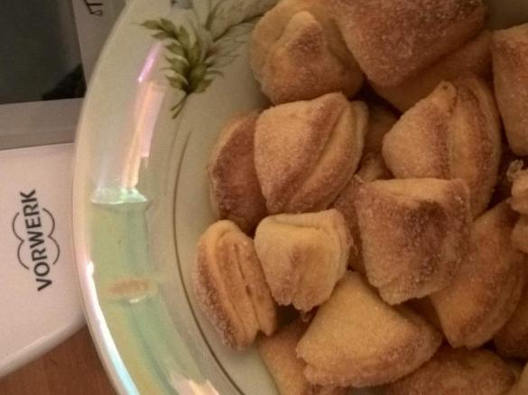 Zu Dreieck gefaltete Quarckplätzchen