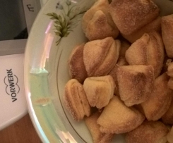 Zu Dreieck gefaltete Quarckplätzchen