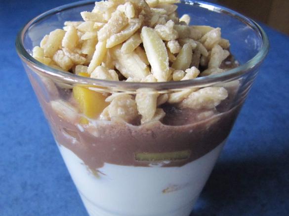 Creme mit Obst, Nougatsahne und karamellisierten Mandeln