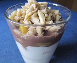 Creme mit Obst, Nougatsahne und karamellisierten Mandeln