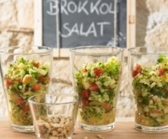 Variation von Variation von Brokkolisalat mit Pinienkernen