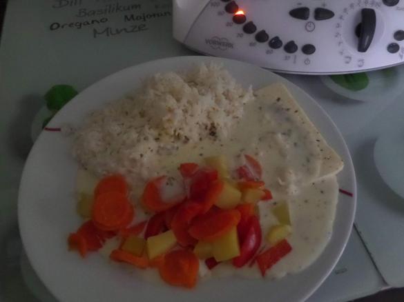 Fetagemüse mit Reis und Frischkäsesauce