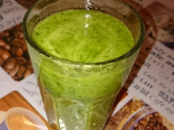 Grüner Smoothie Apfel-Kiwi-Spinat