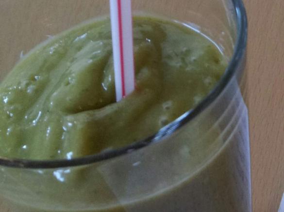 grüner Smoothie mit Löwenzahn und Kokosmilch
