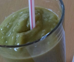 grüner Smoothie mit Löwenzahn und Kokosmilch