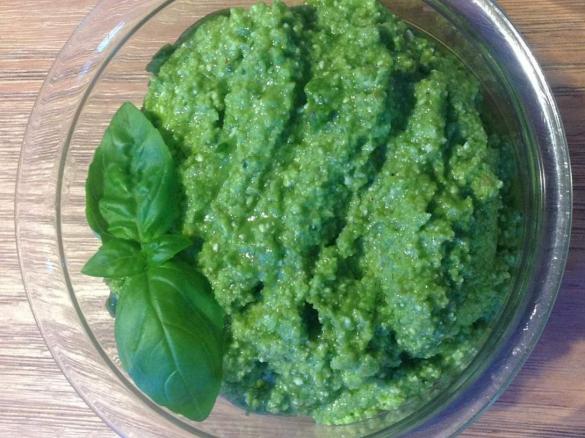 Grünes Pesto mit Walnüssen und Feta