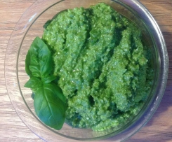 Grünes Pesto mit Walnüssen und Feta