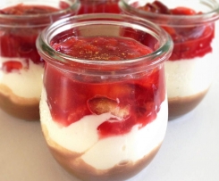 Mascarpone-Creme auf Karamellspiegel mit warmer Pflaumen-Zimt-Haube