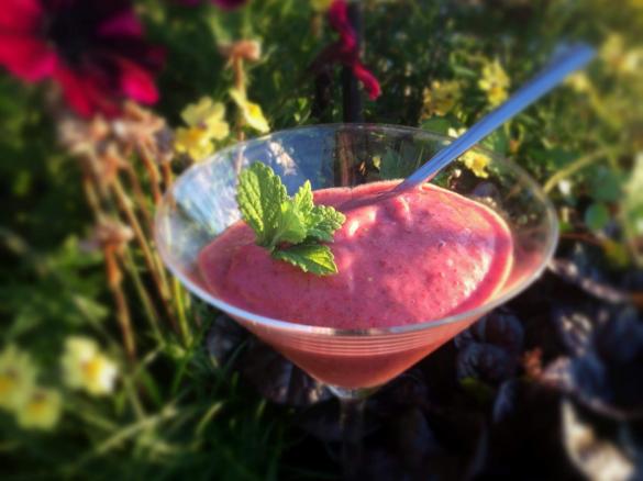 Erdbeer Bananen Eis mit Zitronenmeliss