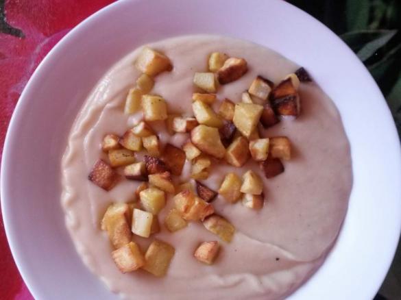 Selleriecremesuppe mit Koriander und Kartoffelwürfeln ~ milchfrei ! ~