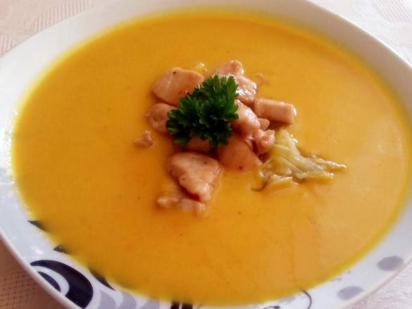 Kürbissuppe mit Kokosmilch, Hähnchenbrust und Kartoffelsticks