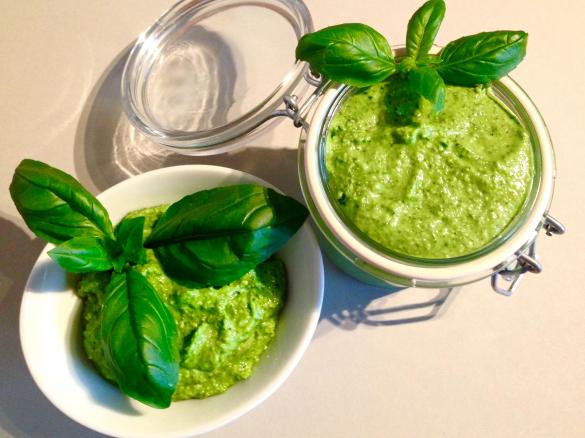 Pesto mit Basilikum und Petersilie