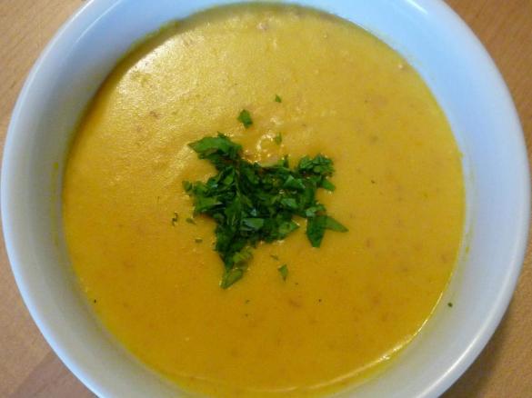 Variation von Kartoffelsuppe mit Schinkenwürfeln