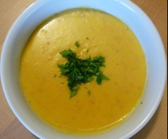 Variation von Kartoffelsuppe mit Schinkenwürfeln