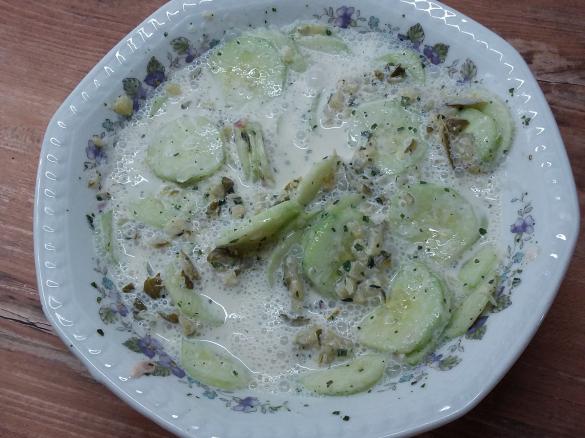 Gurkensalat mit saure Sahne Dressing