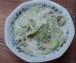 Gurkensalat mit saure Sahne Dressing