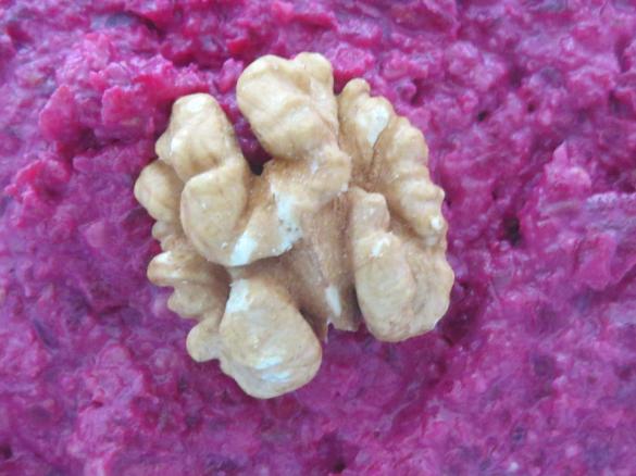 Hummus aus Roter Bete und Walnüssen