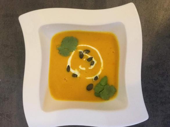 Kürbissuppe mit Ingwer und Kokosmilch