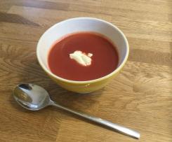Rote Bete Suppe mit Apfel und Meeretich