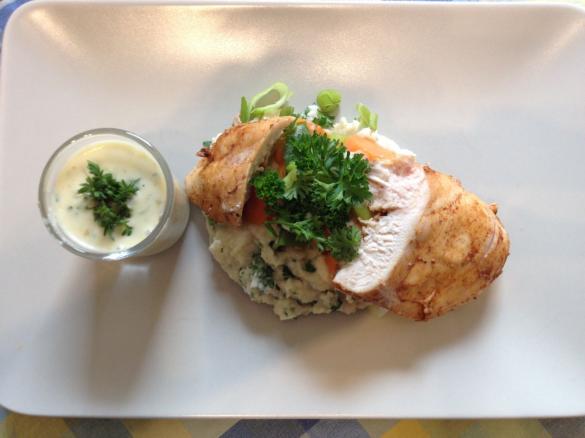 Hähnchenbrustfilet mit Selleriepürree und Kapern-Zitronen-Sauce dazu Möhren-Porreegemüse