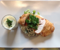 Hähnchenbrustfilet mit Selleriepürree und Kapern-Zitronen-Sauce dazu Möhren-Porreegemüse