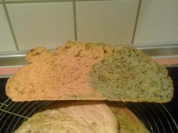 Zucchinibrot mit Basilikum und Ayvar - "Marmorbrot"