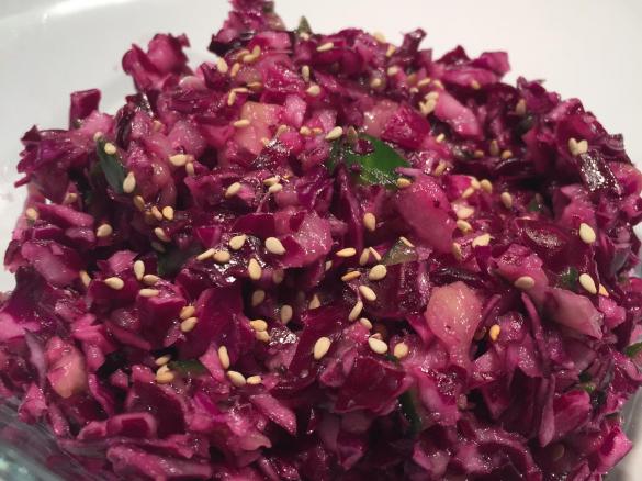 Rohkostsalat mit Sesam (Rotkohl/Gurke)