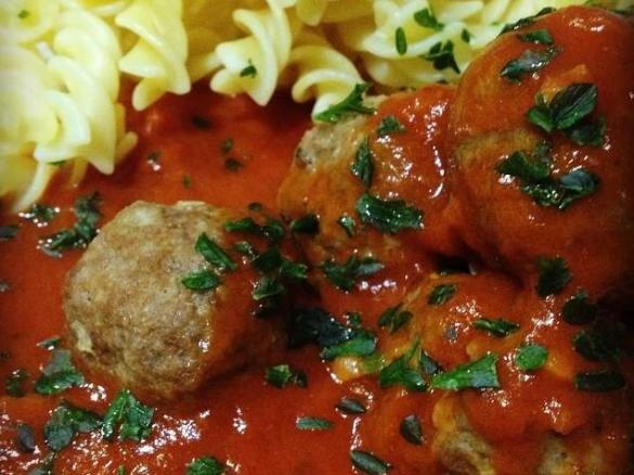 Hackbällchen mit Tomaten-Schinkenspeck-Sauce