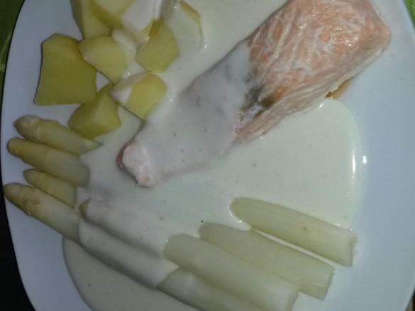 Gedünsteter Lachs TK mit Kartoffen, Spargel und  Bechamelsoße